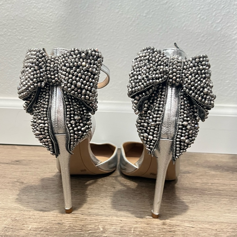 INC International Concepts Silver Bow heel